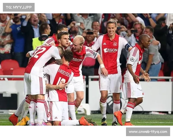 格卢克，梅开二度助阿贾克斯客场取胜